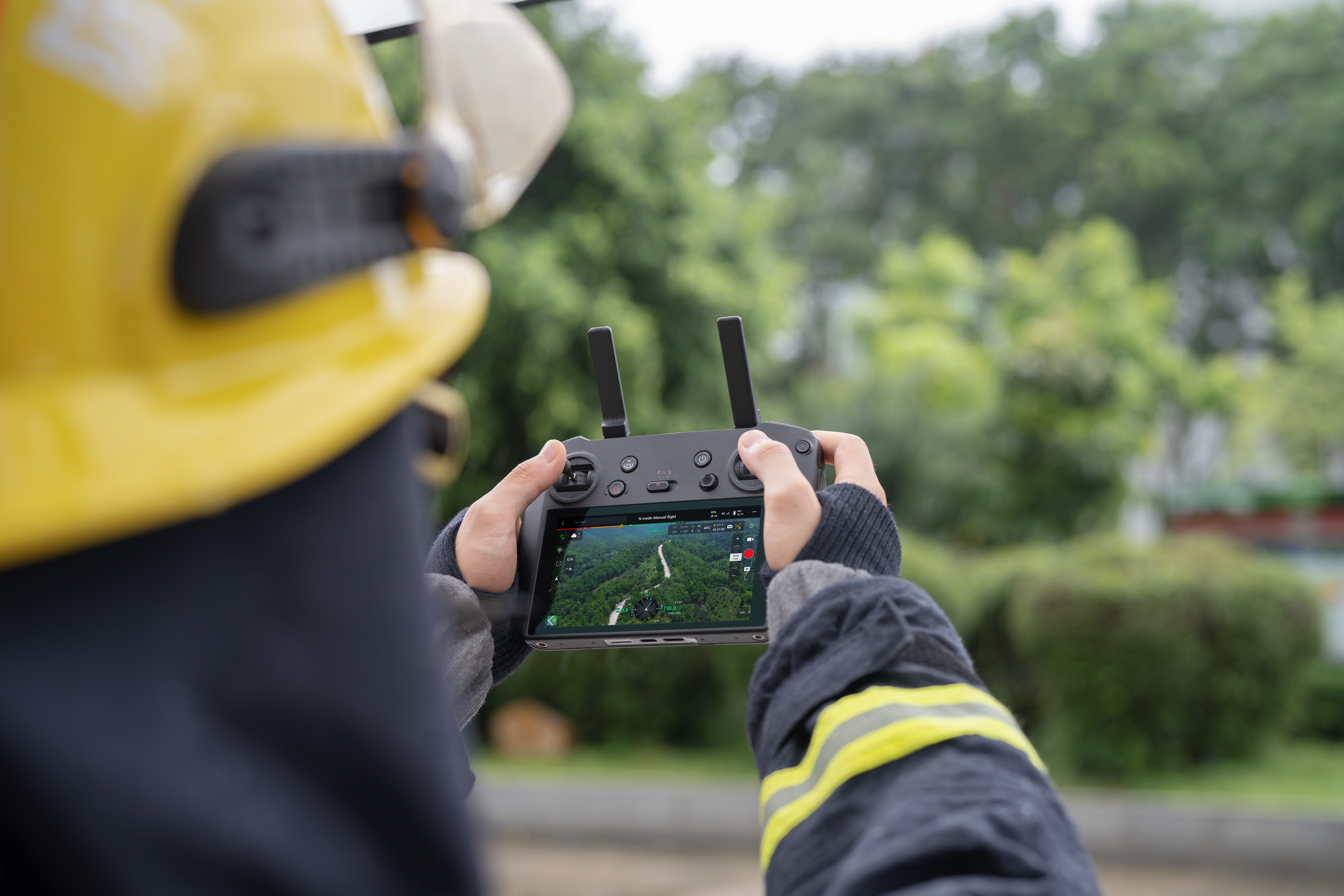 Drone profesional en operación aérea